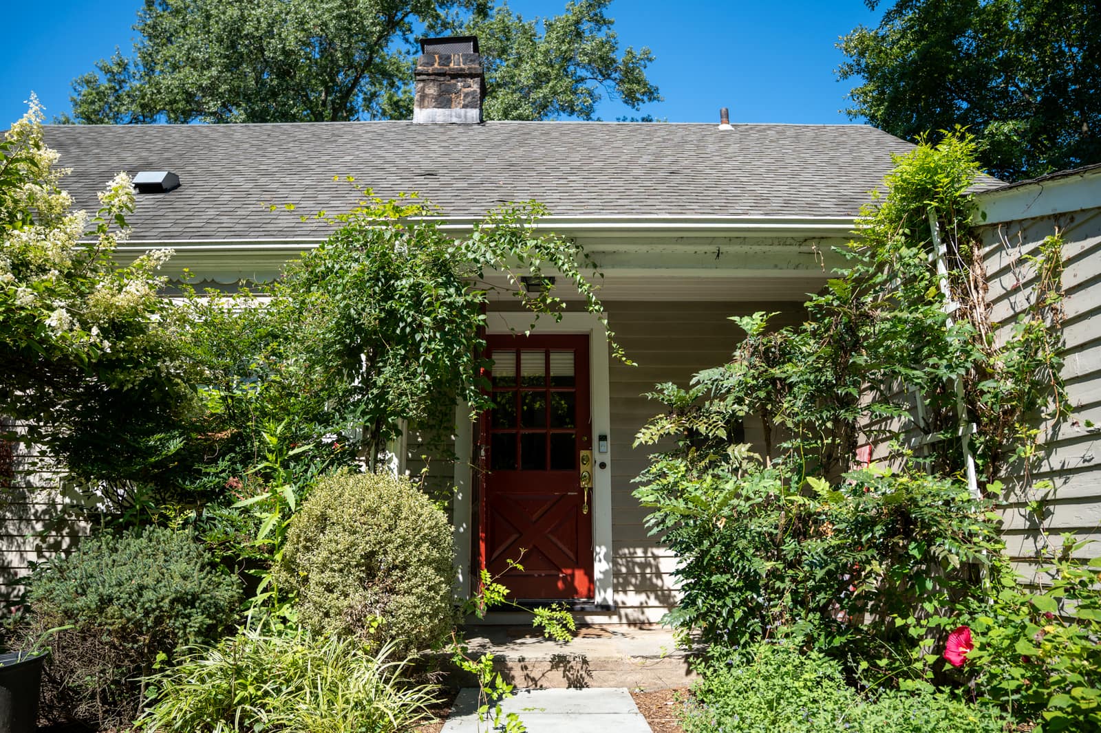 Exterior of a Valley Spring partner sober living home in Closter, New Jersey Exterior of a Valley Spring partner sober living home in Closter, New Jersey