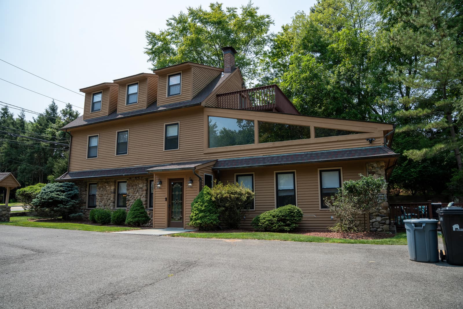 Exterior of a Valley Spring partner sober living home in Old Tappan, New Jersey Exterior of a Valley Spring partner sober living home in Old Tappan, New Jersey