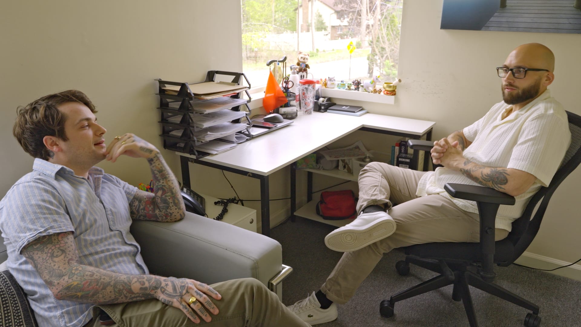 Paul Roeser and clinician Zach Puzo discussing mental health treatment in an office at Valley Spring Recovery Center
